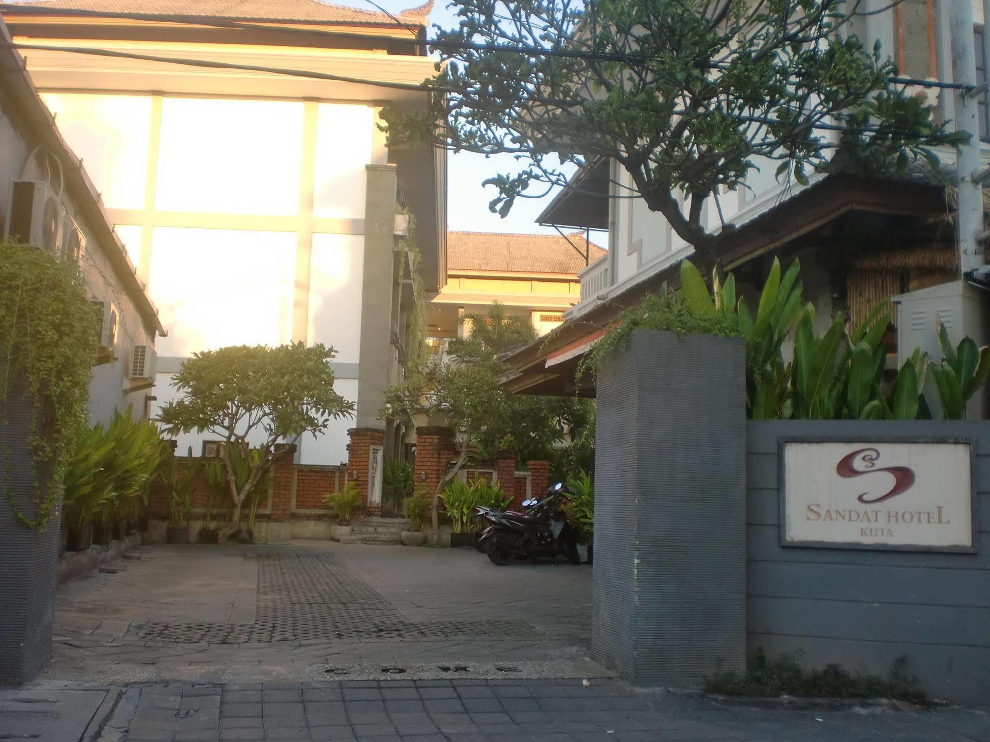 Sandat Hotel Kuta Кута Экстерьер фото